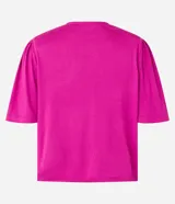 Blusa fucsia de viscolycra crepada, con escote en V y mangas cortas con detalle de pliegues en los hombros.