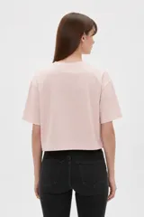 Remera negra de algodón de corte ancho y corto, con mangas cortas y cuello redondo a la base.