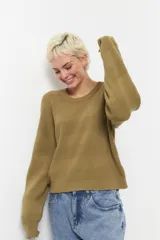 Sweater color borgoña de manga larga, tejido tramado y cuello redondo con puños elastizados.