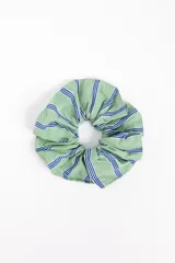 Scrunchie de tela verde con diseño de rayas azules y blancas.