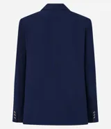 Blazer de sastrería color azul marino, con solapas clásicas, cierre frontal de un solo botón con detalle metalizado y bolsillos simulados. Confeccionado en una mezcla de viscosa y poliéster, presenta un corte recto y estructurado.