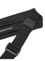 Riñonera deportiva Under Armour modelo Velociti Run Belt, diseñada para correr. Cuenta con tecnología UA Speedpocket resistente al agua, bolsillo con cierre y correa ajustable con hebilla.