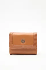 Billetera compacta de cuero sintético color tostado, con diseño de solapa que combina texturas lisas y efecto reptil. Incluye un aplique metálico circular con logo grabado en el frente y cierre con broche a presión.