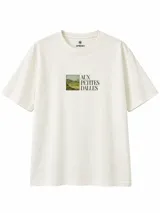 Remera blanca con cuello redondo, manga corta y calce holgado. Cuenta con un pequeño estampado frontal con la leyenda "Aux Petites Dalles" acompañada de una ilustración paisajística en tonos verdes.