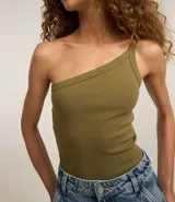 Blusa de un hombro confeccionada en tejido rib con textura acanalada, de corte ajustado y diseño sin mangas.