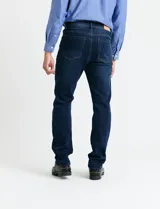 Pantalon de jean azul de corte recto, con cierre de cremallera y botón, y bolsillos laterales y traseros.