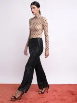 Body beige traslúcido de mangas largas y cuello alto, con estampado de lunares negros.