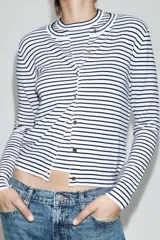 Chaqueta de punto de manga larga con cuello redondo y cierre frontal con botones, diseño a rayas horizontales.