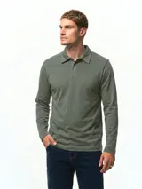Remera polo de manga larga color verde militar, confeccionada en algodón, con cuello camisero y cartera de dos botones.