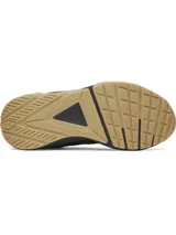 Sneakers de entrenamiento Under Armour Charged Commit TR 5, color negro con detalles en beige/marrón claro en la suela. Presentan una parte superior de malla y cuero sintético para estabilidad, con ranuras flexibles en la suela y amortiguación Charged Cushioning®.