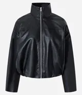 Campera bomber negra de poliuretano, con cuello alto estructurado, cierre frontal con cremallera metálica, mangas largas y bajo con elástico.