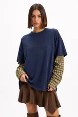 Remera básica de jersey de algodón suave, de color azul, con cuello redondo, mangas cortas y estampa tipográfica en el pecho.