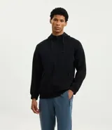 Pantalón deportivo masculino liso color negro, con ajuste elástico en la cintura y bolsillos laterales.