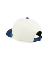 Gorra tipo trucker con corona estructurada en color crema y visera curva en color azul con textura aterciopelada. Presenta el logo de la marca bordado en el frente y detalle lateral.