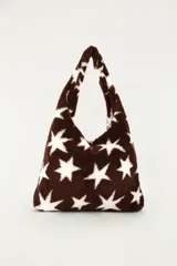 Bolso tipo tote de felpa marrón con estampado de estrellas blancas, con asas cómodas y diseño espacioso.