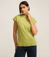 Blusa en punto verde manzana de manga corta amplia, con cuello alto acanalado y aberturas laterales en el bajo.