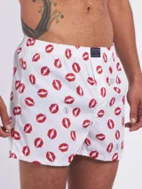 Bóxer Kevingston de algodón blanco con estampado integral de labios rojos. Cuenta con cintura elastizada y etiqueta de la marca en el frente.