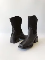 Botas texanas de cuero negro con caña media, puntera cuadrada y tacón bloque.