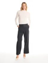 Pantalón de corte wide leg y tiro medio-alto, confeccionado en tejido sastrero de caída fluida. Presenta cintura plana con pasadores, cierre frontal con broches internos y bolsillos laterales funcionales con detalle trenzado en el borde. Incluye bolsillos traseros simulados tipo ojal.