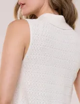 Musculosa tejida de marca Elie Tahari, color blanco, con cuello con solapa y escote V pronunciado, confeccionada en tejido de punto calado con patrón geométrico.