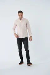 Camisa de hombre en tejido cloqué color rosa claro, corte semi slim, con logo bordado, bolsillo y manga larga.