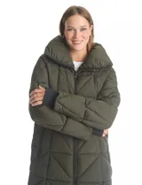 Campera larga acolchada color verde militar, con diseño geométrico, cuello alto envolvente, cierre frontal bidireccional, bolsillos laterales con cierre y puños internos elastizados.