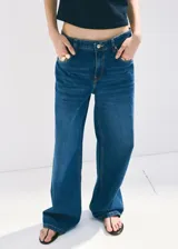 Jeans de tiro medio con diseño de pernera recta, estilo clásico de cinco bolsillos, presillas para cinturón y cierre frontal con botón y cremallera.
