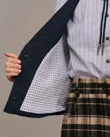 Chaleco sastrero azul con flecos en el frente y cierre de tres botones. Estilo western.