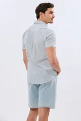 Bermuda de jean clásica color azul claro, confeccionada en denim de algodón con calce tradicional y diseño versátil.