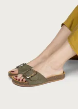 Sandalia plana verde militar con tira ancha de ante y hebilla grande de resina carey. Suela ergonómica de corcho y base de goma.