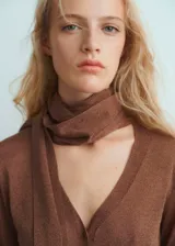 Cardigan de punto fino color marrón, con escote en V, cierre frontal de botones, manga larga y detalle de fular integrado en el cuello.