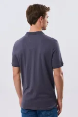 Remera polo de manga corta en color azul melange, con cuello camisero, cierre frontal de dos botones y pequeño bordado en el pecho.