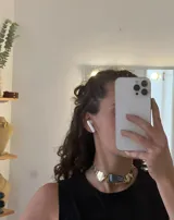 Gargantilla artesanal de bronce con sodalita.