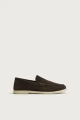 Mocasín casual para hombre confeccionado en piel con acabado en serraje, color marrón, con horma redonda, detalle de bordón y suela a contraste en tono claro.