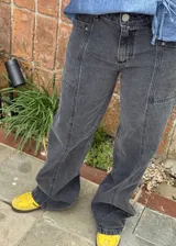 Jean de corte recto y tiro medio color gris con efecto acid wash. Presenta bolsillos traseros con bordado de brújula y parche de cuero sintético con logo en la parte posterior de la cintura.
