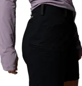 Short negro Columbia de mujer con tecnología Omni-SHIELD™, bolsillos cargo con cremallera y trabillas para cinturón.