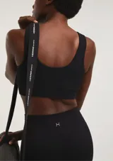 Calza deportiva de tiro alto con textura acanalada, confeccionada en tejido elástico de color verde oscuro.