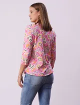 Remera de algodón estampada marca Ruby Rd, con mangas 3/4 y escote asimétrico.