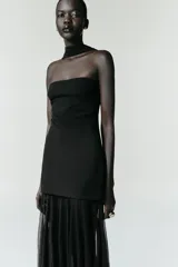 Vestido midi de escote recto con tirantes tipo fular, cuerpo entallado y falda plisada semitransparente. Cuenta con cierre lateral oculto.