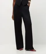 Pantalón de corte recto y estilo sastre, confeccionado en tejido punto roma con caída estructurada. Presenta un diseño minimalista y elegante con cintura definida.