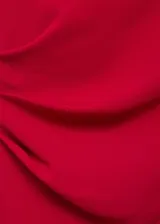 Vestido midi de poliéster color rojo, sin mangas, con cuello redondo y tirantes anchos. Cuenta con diseño entallado, fruncido lateral, forro interior y cierre de cremallera en la parte posterior.
