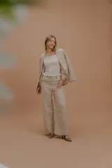 Pantalón de lino de corte wide leg y tiro medio-alto, con diseño de pierna amplia y fluida.