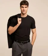 Remera básica de hombre marca Request, de corte slim, con cuello redondo y mangas cortas. Confeccionada en algodón peruano de tacto suave y liso.
