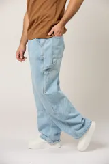 Jean baggy para hombre, color celeste claro, de corte holgado estilo cargo con bolsillos laterales y refuerzos en las rodillas.