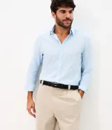 Cinturón masculino de diseño trenzado confeccionado en poliuretano, con hebilla metálica clásica. Su estructura permite un ajuste versátil y cómodo, ideal para complementar tanto atuendos casuales como formales.