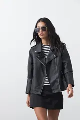 Campera biker de cuero sintético en color negro, con cierre diagonal, solapas amplias y herrajes metálicos plateados.