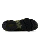 Championes New Balance modelo 1000, color verde oliva con detalles en negro y gris. Confeccionados en malla y ante, con amortiguación ABZORB en talón y antepié, y Stability Web en el mediopié.