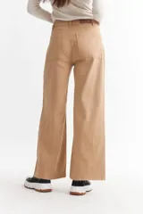 Pantalón de jean negro de corte ancho con terminación desflecada.