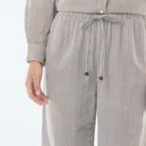 Pantalón wide leg de mezcla de lino color beige con rayas verticales finas en marrón.