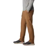 Pantalon cargo de corte recto en color tostado, con bolsillos laterales con cierre a presión, bolsillos traseros y asiento reforzado.